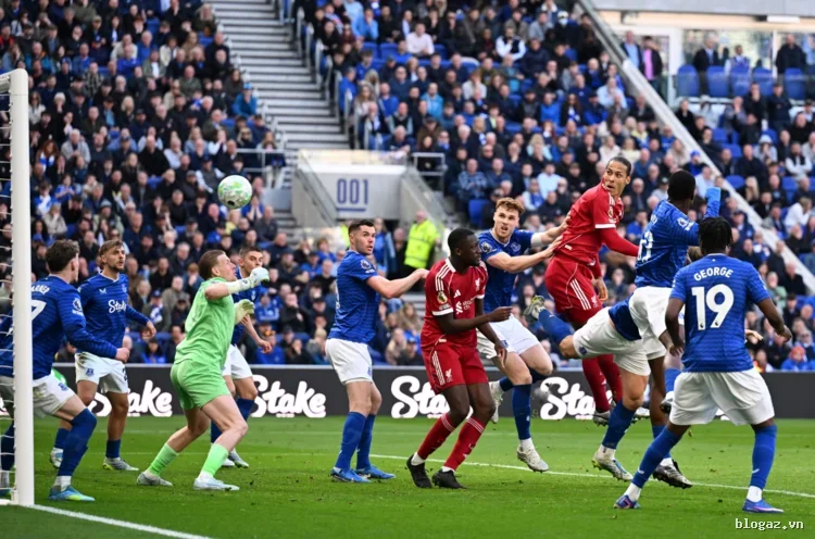 Van Dijk ghi bàn phút bù giờ giúp Liverpool hạ Everton và xây chắc vị trí dự Champions League