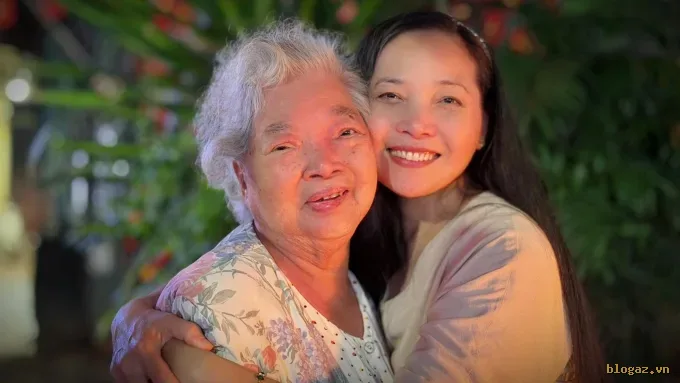 Nghệ sĩ Lê Vi bên mẹ.