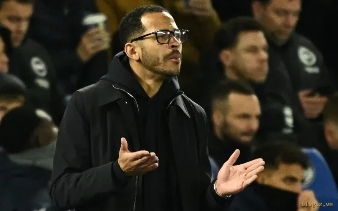 HLV Liam Rosenior tích cực chỉ đạo Chelsea ở ngoài đường biên, nhưng đội vẫn thất bại. Ảnh: Reuters