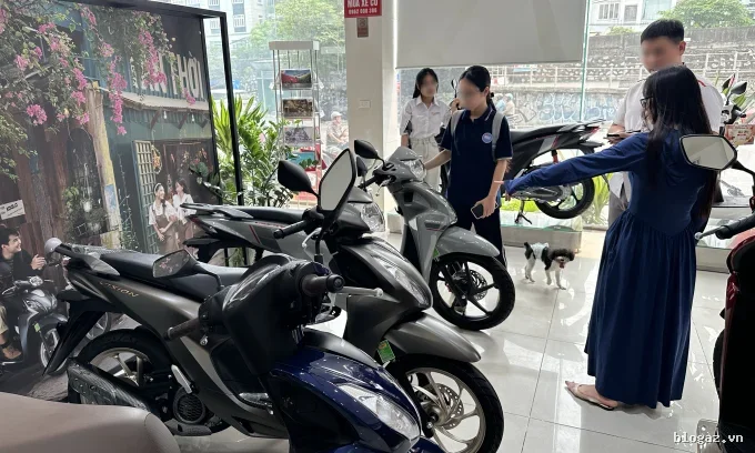 Chị Hoài (áo xanh) cùng con gái đi mua xe trước khi vào đại học. Ảnh: Minh quân