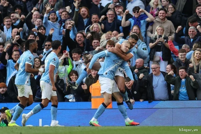 Đồng đội chia vui với Haaland (thứ hai từ phải sang), trong trận gặp Arsenal ở vòng 33 Ngoại hạng Anh, trên sân Etihad, Manchester, Anh hôm 19/4. Ảnh: Reuters