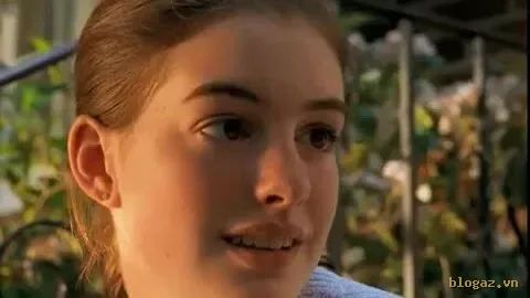 Anne Hathaway trong quảng cáo đầu tiên