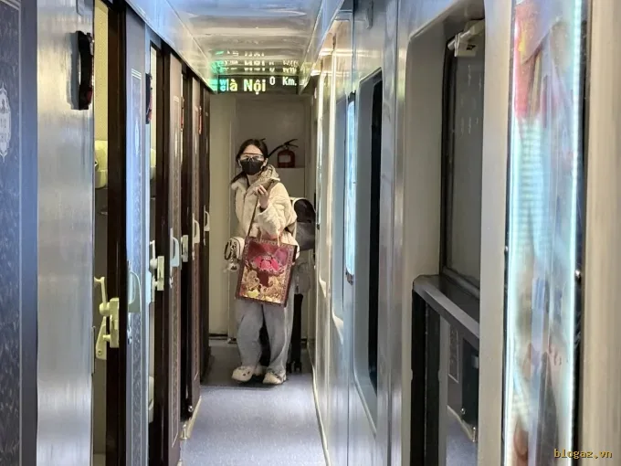 Vé tàu xe về miền Trung dịp nghỉ lễ 30/4 "cháy hàng": Hành khách đỏ mắt săn vé từng giờ