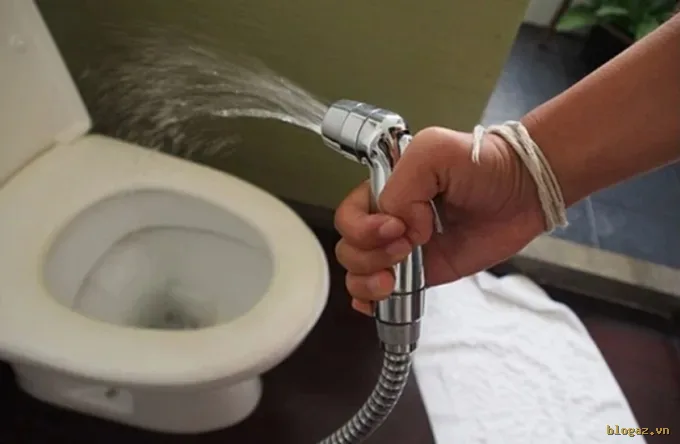 Chuyên gia cảnh báo sai lầm khi dùng vòi xịt vệ sinh gây họa cho sức khỏe
