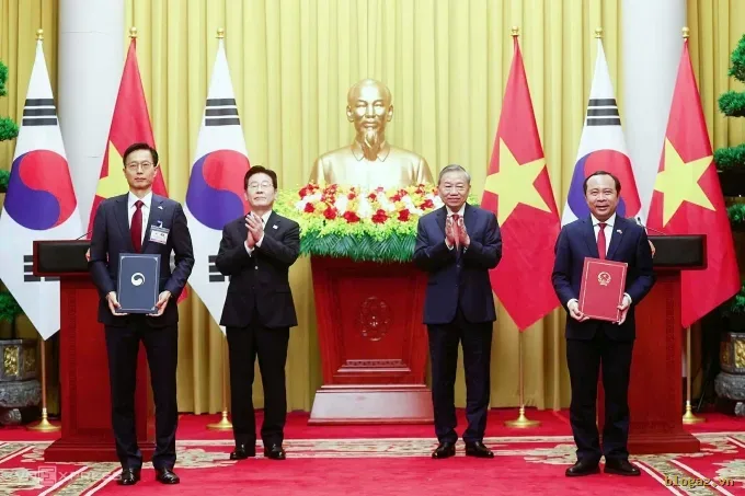 Bộ trưởng Khoa học và Công nghệ Việt Nam và Bộ trưởng Sở hữu trí tuệ Hàn Quốc trao Bản ghi nhớ về tăng cường hợp tác trong lĩnh vực sở hữu trí tuệ, trước chứng kiến của Tổng Bí thư, Chủ tịch nước Tô Lâm và Tổng thống Hàn Quốc Lee Jae Myung. Ảnh: Giang Huy
