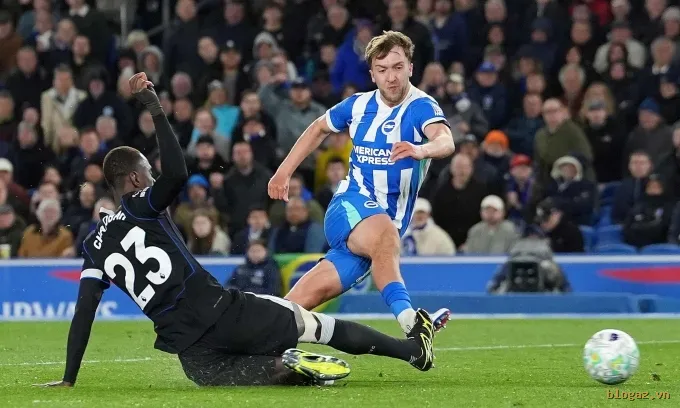 Tình huống Jack Hinshelwood nâng tỷ số lên 2-0 cho Brighton. Ảnh: PA