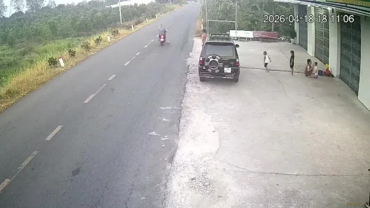 Bé trai đá bóng ra đường khiến người đi xe máy tử vong: Hồi chuông cảnh báo sự lơ là của phụ huynh