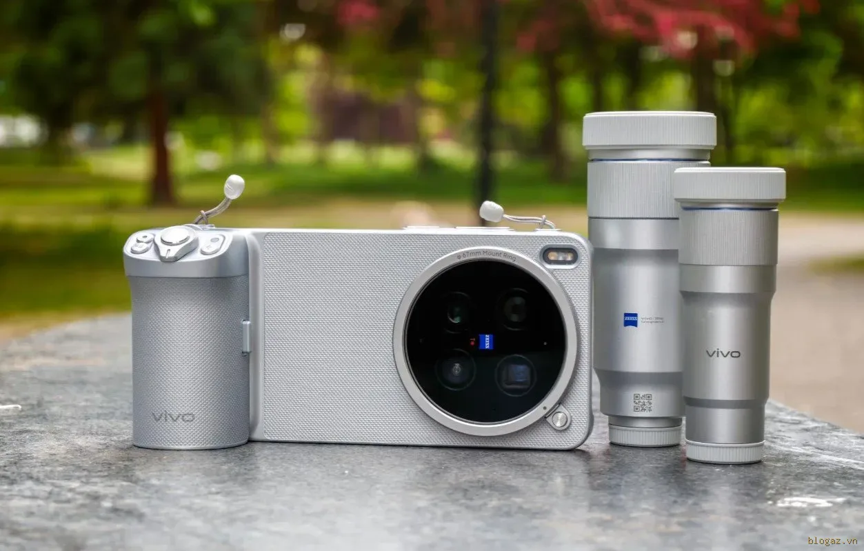 Vivo X300 Ultra khi đi kèm phụ kiện.