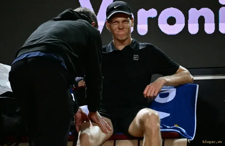 Bán kết Rome Open: Sinner và Medvedev "đấu súng" kịch tính, mưa lớn buộc trận đấu phải tạm dừng