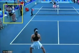 Bi hài pickleball: Chồng hét lớn cổ vũ vợ, bị đối thủ đánh trúng "chỗ hiểm"