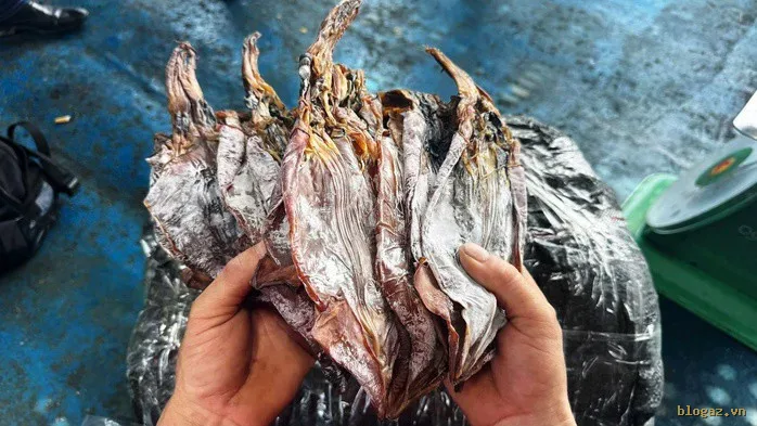 Mực được phơi khô, đóng gói