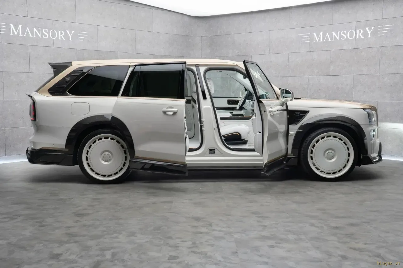 Hệ thống cửa sau được chuyển đổi thành dạng "suicide doors" (cửa mở ngược) giống hệt Rolls-Royce.