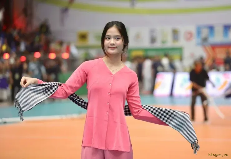 Rực rỡ bóng chuyền cúp VTV: Dàn "hoa khôi" mặc áo bà ba khoe nhan sắc nổi bật - 9
