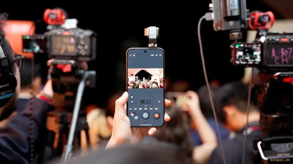 Honor Hé Lộ Robot Phone: Cú Hích Táo Bạo Đối Đầu Với iPhone 18 Pro?