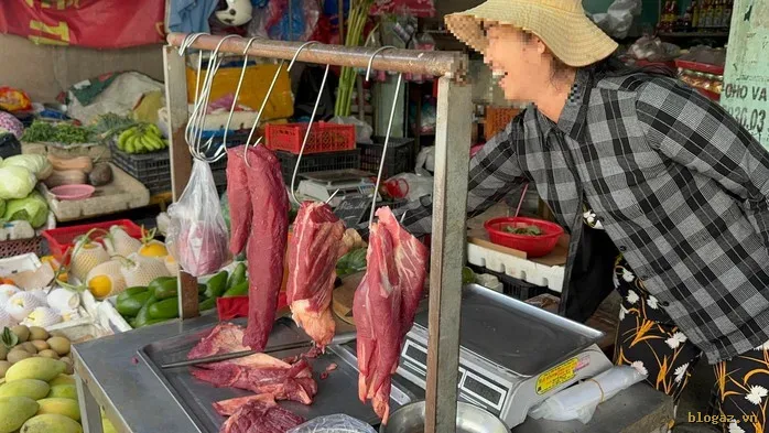 Bà chủ bán thịt bò tại chợ Cầu than phiền sức mua giảm đáng kể