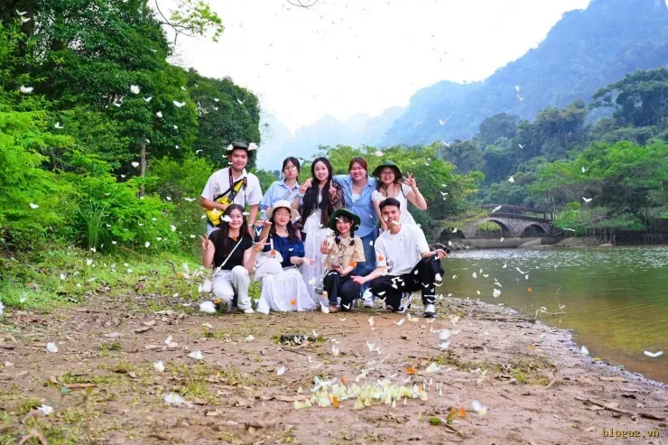 Rất đông bạn trẻ đến với Cúc Phương "săn bướm". Ảnh: N.L