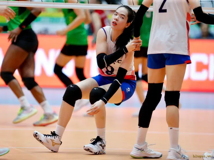 ...trúng mặt Lê Thanh Thúy (áo trắng, số 8). Ảnh Anh Khoa